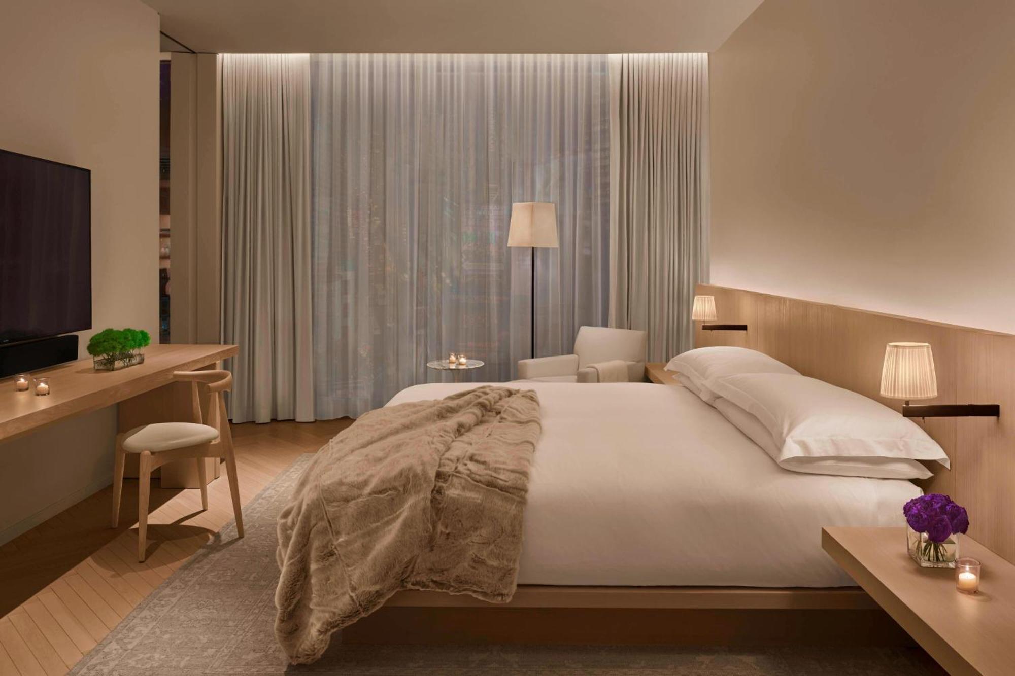 The Times Square Edition New York Luaran gambar A bedroom at The Edition