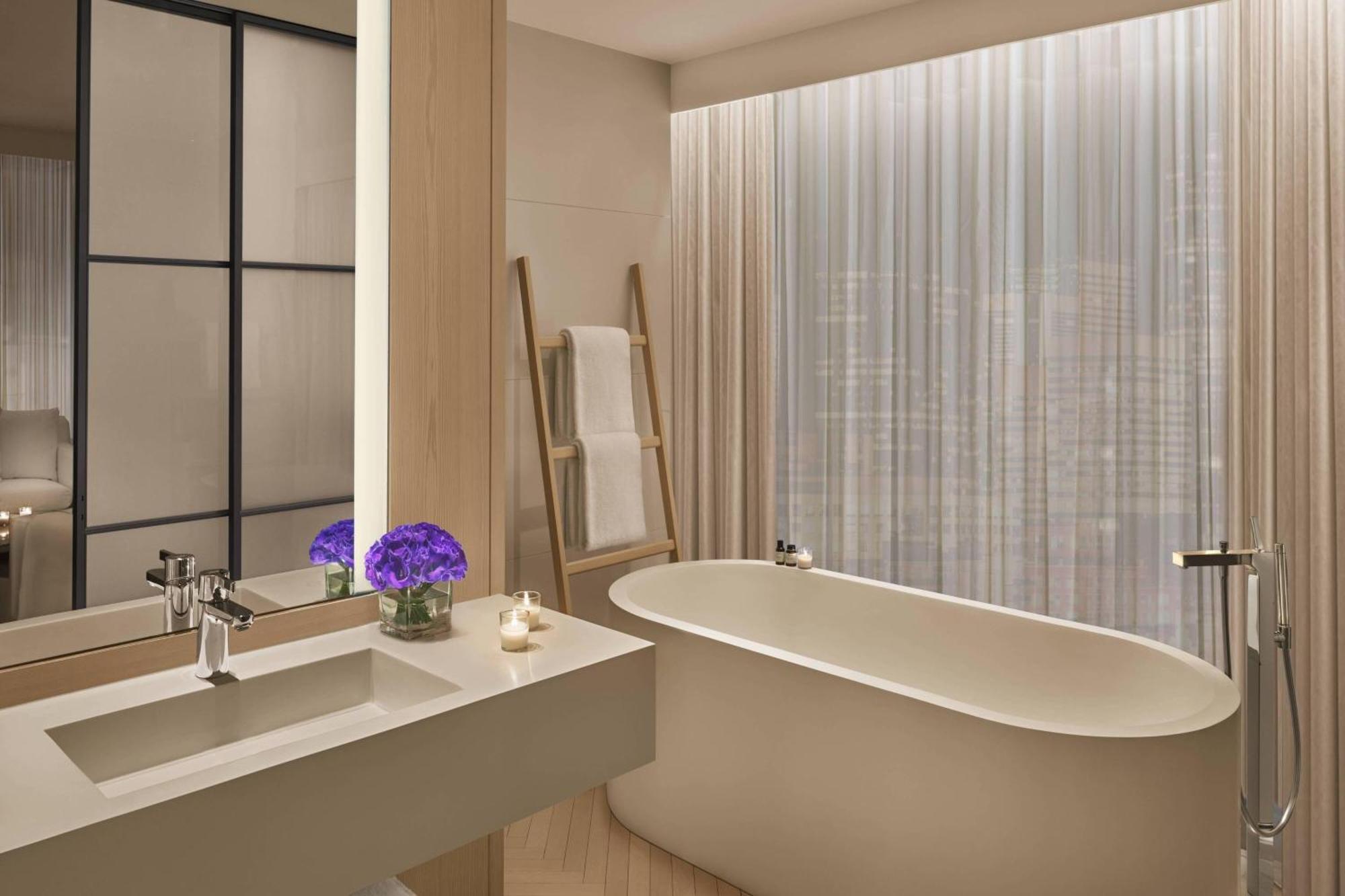 The Times Square Edition New York Luaran gambar Bathroom