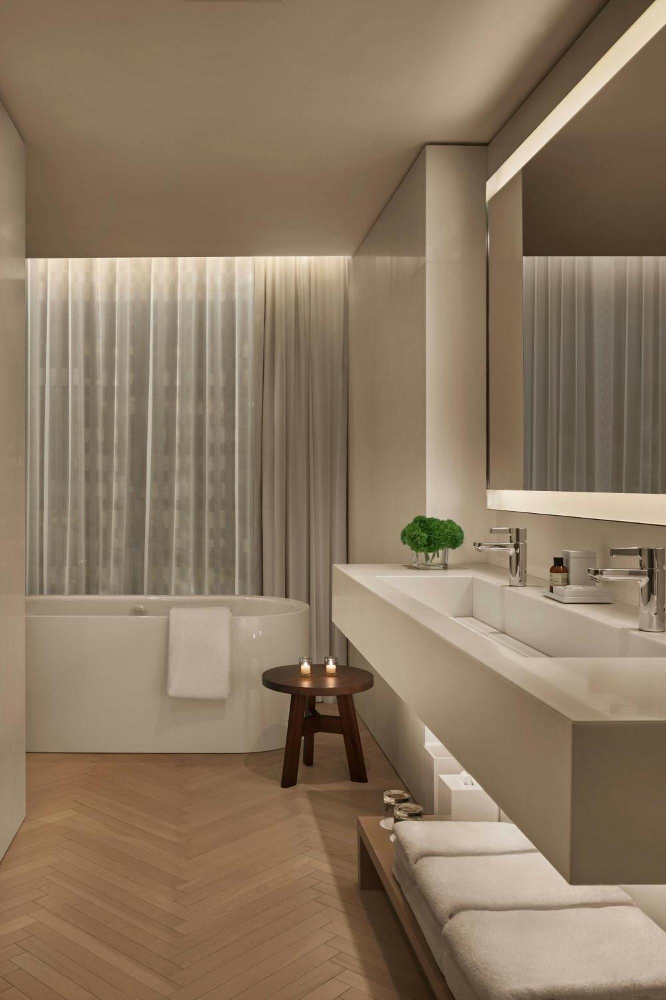 The Times Square Edition New York Luaran gambar Bathroom
